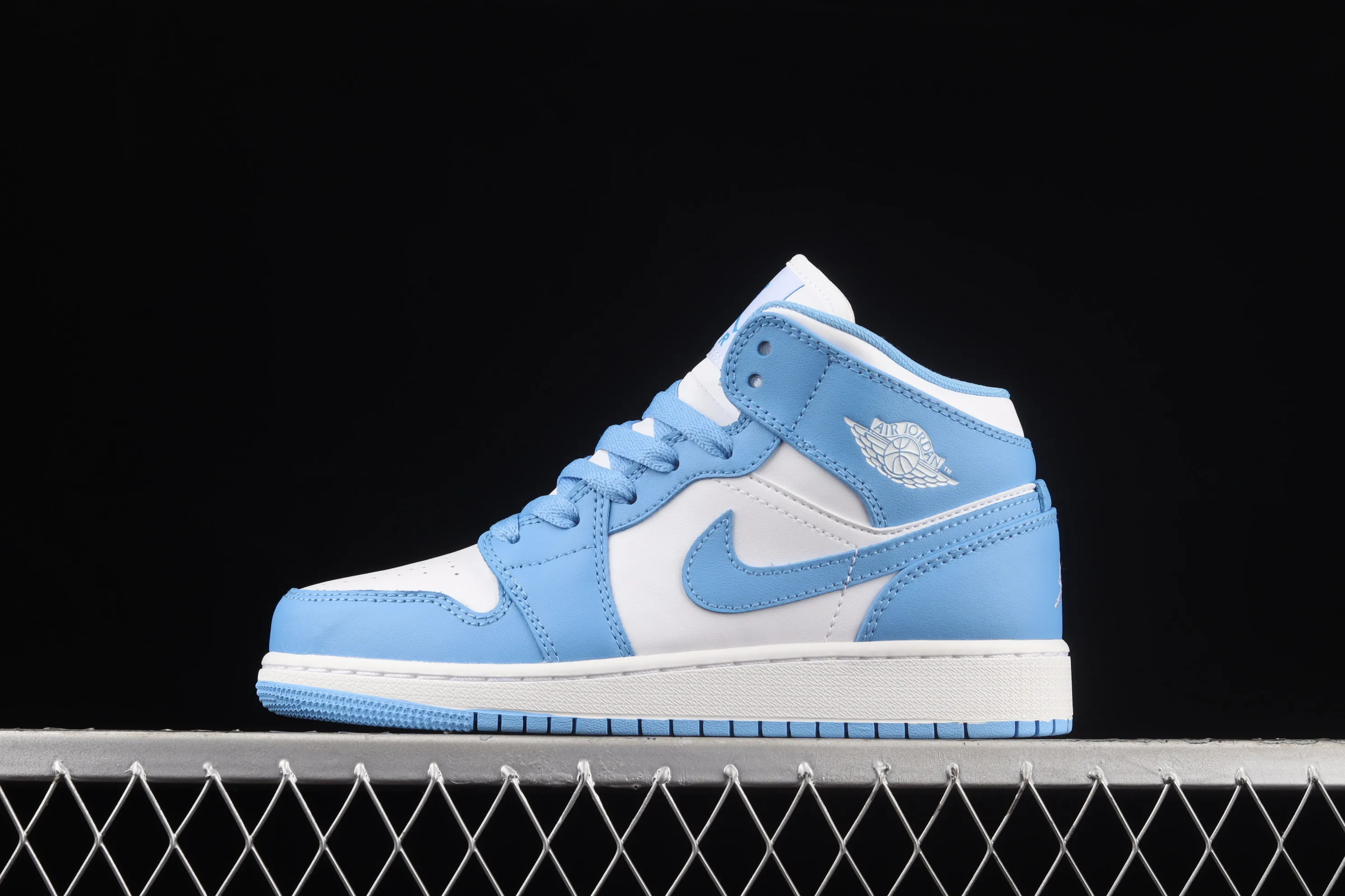 All categories Air Jordan Jordan series basketball shoes Air Jordan 1 Mid G version pure original Air Jordan 1 Mid AJ1 Joe 1 North Carolina blue China basketball shoes 554725-106